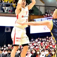 宿敵下し決勝進出　バスケ天皇杯準決勝　千葉ジェッツ