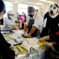 太巻きずし調理体験　地域の食生活学ぶ　九十九里高１年生