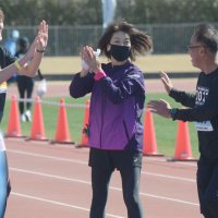 参加者と一緒にゴールして喜ぶ高橋尚子さん（中央）
