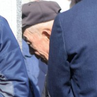 匝瑳署に入る川口容疑者＝２８日午前１０時１９分ごろ
