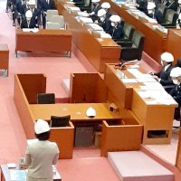 議員、職員らヘルメットで予算委　本会議場の天井材が落下　築５０年近く　【県議会ちば】