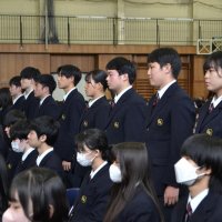 晴れ晴れ素顔で卒業　千葉経大付属高　コロナ禍３年思い出に　マスク姿の生徒も