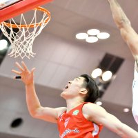 宇都宮戦の第２クオーター、シュートをねじ込む千葉Ｊの佐藤
