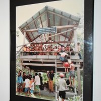 野老さんらが建てた学校に子どもが集う場面を撮影した写真
