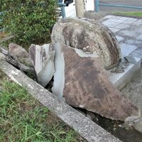 ２０１９年の台風で損壊した旧石碑（木更津市提供）
