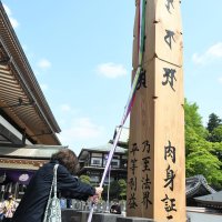 弘法大師の手を直接触れてお参りすることと同じとされる大塔婆
