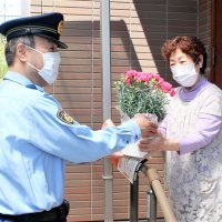 母の日前に注意喚起　高齢者にカーネーション　千葉南署がキャンペーン　【電話ｄｅ詐欺被害歯止めへ躍起】