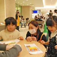 ワークショップ「あそびにっく」で、コンペイトーを組み合わせた立体絵を作る子どもたち＝４月２９日、習志野市のモリシア津田沼
