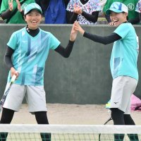 女子個人戦決勝　ポイントを奪い、笑顔で喜ぶ植草学園大付の宮本愛梨（左）と相原愛組＝１０日、白子サニーテニスコート
