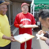 活動評価でもう１年！　横芝光の大使「住みます芸人」もぐもぐピーナッツ　特産長ネギＰＲに尽力