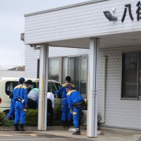 【速報】幹部交番に車突っ込む　警察官２人けが、高齢者踏み間違えか 　八街