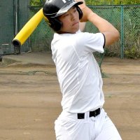 素振りをする鈴木海。父も兄も高校球児の環境で野球に打ち込んだ