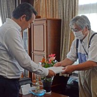 ＜駅トイレ閉鎖＞市民団体、再開願い署名提出「大切なインフラ」　ＪＲ永田駅　大網白里市長「要望しっかり受け止める」