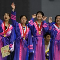 リレー３種目を制した昭和学院。伊東（左から３人目）は自由形２種目と合わせて大会５冠となった＝県国際総合水泳場
