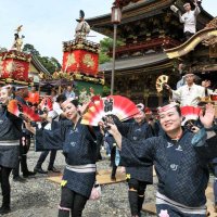成田山新勝寺の大本堂前で計１０台の山車と屋台の引き手たちが息を合わせる総踊り＝７日、成田市