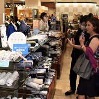 そごう千葉店で日傘を選ぶ買い物客＝１０日、千葉市中央区
