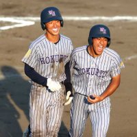 茂原北陵－二松学舎大柏　６回表茂原北陵２死三塁、２点本塁打を放った藤田（左）が生還し三走稲葉と笑顔を見せる＝成田大谷津