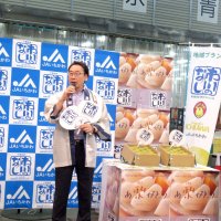 「市川のなし」をＰＲする田中市長（左）ら
