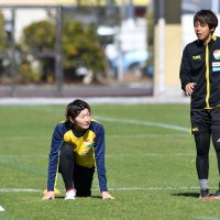 千葉玲海菜選手（左）とリハビリする塚本チーフトレーナー＝２月５日、千葉市内
