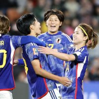 サッカー女子Ｗ杯１次リーグのザンビア戦の試合終了間際、ＰＫを決めた植木選手（右から３人目）を祝福する千葉玲海菜選手（同２人目）ら＝７月２２日、ハミルトン（共同）