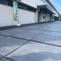 世界観壊さず太陽光発電　ＯＬＣ路面設置パネル実証実験　災害時の電力確保や脱炭素へ