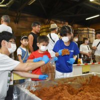 創業１３６年“初蔵開き”　佐倉のヤマニ味噌　詰め放題が人気