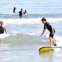南房総　地元の海で波に乗ろう　千倉中生がサーフィン挑戦