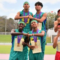 男子４００メートルリレーで優勝した市船橋（上段左から東島、馬原、下段左からハッサン、田原）

