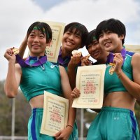 女子４００メートルリレーで優勝した市船橋（左から杉本、関根、亀山、金子）
