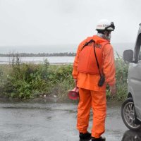 海岸堤防付近に来た車に避難指示の発令などを伝える消防隊員＝９日午前９時４５分ごろ、旭市