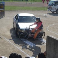 衝突の瞬間、生徒の目の前で　自転車と車の事故再現　千葉学芸高で交通安全教室　東金