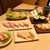 やまと寿司のおすすめメニュー。（右奥から時計回りに）南房総なめろう巻、活貝三貫、岩塩炙り三貫、キンメダイ、やまと５貫、アジフライ