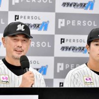 クライマックスシリーズファーストステージの前日会見に臨んだ千葉ロッテの吉井監督（左）と中村奨主将＝１３日、千葉市美浜区のＺＯＺＯマリンスタジアム