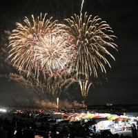 花火３０００発魅了　栄リバーサイドフェス４年ぶり開催　３万人来場　特産品屋台やステージで盛り上げ