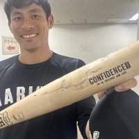 「ＣＯＮＦＩＤＥＮＣＥ」（自信）と刻まれたバットを手に笑顔の荻野