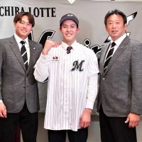 千葉ロッテに入団が決まり、笑顔の幕張総合高の早坂響投手（中央）＝１７日、千葉市内