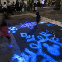 青い光の変化に喜び、飛び跳ねる子供らの視線はミッキー・シェイプに