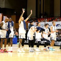 愛媛戦で勝利し、観客席に手を振るＡ千葉の選手たち＝１８日、松山市総合コミュニティーセンター体育館（Ｂリーグ提供）