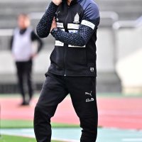 選手に指示を飛ばすブリオベッカ浦安の都並敏史監督＝１１月１８日
