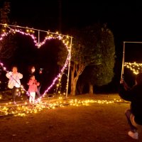 ハート形のオブジェと一緒に写真撮影をする来場者＝旭市