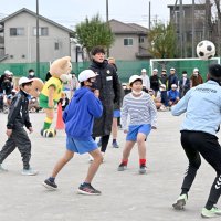 ジェフ選手とゲーム楽しむ　児童らプロの技に興奮　千葉市寒川小創立１５０周年