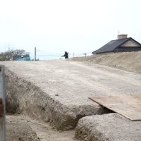 飛散防止液散布始まる　囲い設置に続く対策で　山武市有地　土砂問題