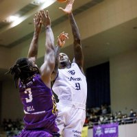 シュートを放つＡ千葉のデイビス（９）＝１０日（Ｂリーグ提供）