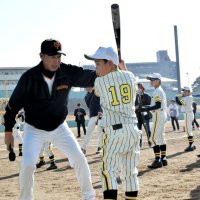 銚子市で小学生に打撃の指導をする篠塚さん。地域ゆかりの元プロ野球選手たちが講師を務めた