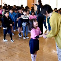 たくさん遊び経験ためて　卒業生の絵本作家、高橋さん授業　創立１５０周年　小見川中央小