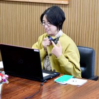 母校の全校児童に特別授業を行った絵本作家の高橋さん＝香取市立小見川中央小