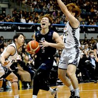 第２クオーター、ゴール下への突破を図るＡ千葉の前田