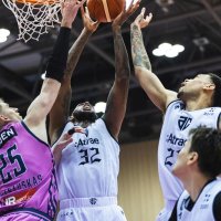 連勝街道ばく進中　悔しさ糧に既存、新加入が融和　新記録「１５」連勝へ２３日岩手戦　アルティーリ千葉