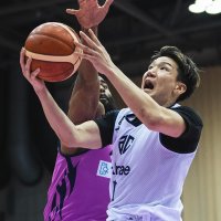 ゴール下に切り込むＡ千葉の木田（手前）＝２０日（Ｂリーグ提供）
