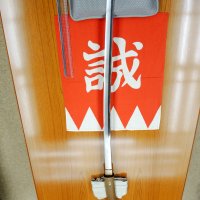 実戦向きの真っすぐな刃紋が特徴で、刃こぼれや傷もある